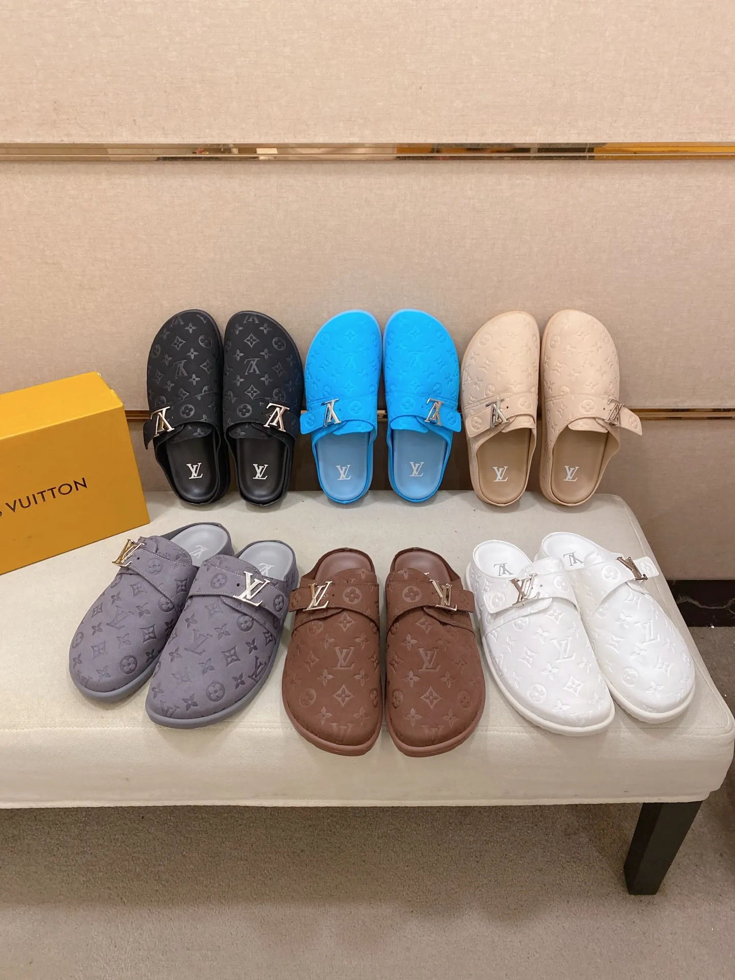 Men's shoes 💰: 360💰LV made 🔍Top purchasing agents, men's spring and summer slippers are available at the same counter. The uppers are made of Italian imported denim with logo graphics and high-quality craftsmanship. The soles are original soles specially provided by the original factory. The exclusive movable molded soles are super comfortable. Original factory follow-up products. 🔍🔍High quality. You can enter and exit the counter at will. Welcome to compare. The code number is 38-44.